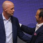 Francisco Egas (d), presidente de la Ecuafútbol, afirmó que con el directorio analaizará la continuidad del seleccionador Jordi Cruyff (i)