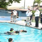 Capacitación. Quince agentes iniciaron su capacitación esta semana en piscinas, luego lo harán en ríos y el mar.
