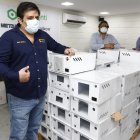 Édgar Landívar, Vicente Adum y Ronny Torres detallan el avance del proyecto de producción de 200 respiradores artificiales, que prevén concluir en dos semanas.