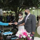 Sofía Cruz, jefa de Matrimonio de la corporación Registro Civil, entrega el certificado de que Daniel Toaza y Nicolle Torres.

PERIODISTA : LINA ZAMBRANO 

FECHA :16 /07/2020 

Agencia (ag-extra)