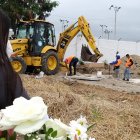 Sepelio. Carolina Solís observa cómo se alista el entierro de su padre en el cementerio municipal del suburbio, la tarde del pasado 16 de julio.