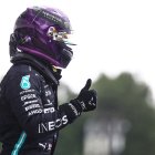 Lewis Hamilton festeja tras conseguir el primer lugar en la clasificación del Gran Premio de Hungría y elevar a 90 su número de "poles"