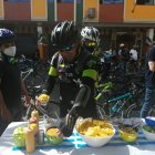 Medidas. Algunos ciclistas hicieron sus recorridos con mascarillas. Todos llevaron alcohol y gel.