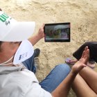 El ministro analizando el programa de responsabilidad social.