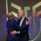 Jordi Cruyff (d) tendría sus días contados como seleccionador de Ecuador tras no regresar al país. Jorge Célico (i) es uno de los nombres que suena para reemplazarlo.