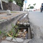 Hecho. Por la falta de la alcantarilla los desperdicios han tapado el ducto.