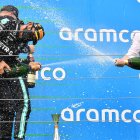 Lewis Hamilton (i) celebra la nueva victoria de Mercedes en el Gran Premio de Hungría.