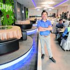 INVERSIÓN. El fundador. Ni Suhin fue el primero de la familia que dejó su país para ir en busca de un mejor futuro. Llegó a Italia y luego de trabajar como agente vendedor que recorría el país, decidió quedarse en un solo lugar cuando tuvo familia. Así fundó un restaurante.