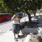 Acción. Moradores realizaron este sábado 18 una minga en las canchas deportivas. Retiraron los desperdicios que se acumulaban en la zona.