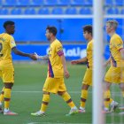 Lionel Messi (segundo desde la izquierda) encabeza la celebración del Barcelona, que sumó una fácil victoria ante el Alaves.