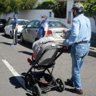 Moradores de California Alta, de Quito, toman medidas de bioseguridad incluso en la separación de la basura.