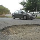 Deterioro. Huecos con tal profundidad, como el que se ve en la imagen, son constantes en las vías externas de la ciudadela La Joya. Ellos, según advierten los residentes, han tenido accidentes sobre todo los motociclistas