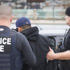 Agentes de la Oficina de Inmigración y Aduanas de Estados Unidos detiene a un indocumentado.