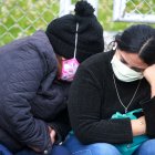 Escenas como estas, personas esperando información en las veredas, se pueden observar en los exteriores de los hospitales Enrique Garcés e IESS Quito en el sur de la capital.