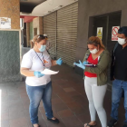 Los voluntarios acuden a dar apoyo a las familias con cáncer en la entrega de donaciones de los kits de alimentos. Jéssica Camejo (izq.) organiza las jornadas en varias zonas de Guayaquil.