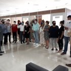 Diálogo. Reinaldo Cevallos (i) analiza con sus compañeros la situación económica que atraviesan los judiciales.