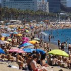 VALENCIA. Miles de personas aparecen en la playa de la Malvarrosa, donde esta semana se impuso la obligatoriedad del uso de las mascarillas en todos los espacios públicos.