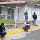 Personas esperan información en los exteriores de hospitales de Quito como el Enrique Garcés y el IESS Quito.