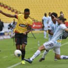Fidel Martínez (i), delantero de Barcelona, domina el balón ante la marca de jugadores del City.