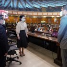 La posesión de la vicepresidenta María Alejandra Muñoz se cumplió sin la presencia de los asambleístas, quienes fueron convocados a una sesión virtual. En el plenario solo estuvieron los dos vicepresidentes, César Solórzano y Patricio Donoso, algunos ministros de Estado y los familiares.