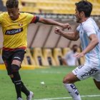 Byron Castillo (i) tuvo que ser retirado en ambulancia del estadio.