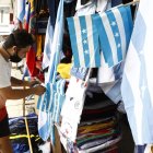 Vendedores del centro de Guayaquil, en los días previos, expusieron productos alusivos  la festividad.