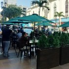 Hecho. Este 23 de julio, uno de los locales del centro había ya sacado las mesas y sillas a las veredas.