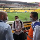 Miguel Ángel Loor, presidente de la LigaPro, dialoga con Rommel Salazar, secretario del COE Nacional.