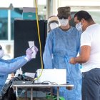 Personas pasan por centros de pruebas rápidas de COVID-19 en Miami Beach, este 23 de julio d