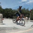 Un ciclista atraviesa la ciclovía adaptada en la regeneración de la avenida Barcelona.
