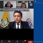 Cruz. El presidente del CPCCS lee un documento sin dificultad.