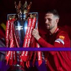 Jordan Herdenson, volante del Liverpool, levanta el trofeo de la Premier durante la celebración del cetro.