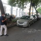 Un tramo de la calle Diez de Agoto. A lo largo de la vía, se retirarán al menos cuarenta parqueos.