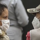 Algunos hospitales de Quito como el Enrique Garcés y el del IESS lucen como en la imagen, con pacientes intentado ser atendidos.