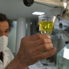 Un farmacéutico sostiene un preparado con dióxido de cloro en Cochabamba, Bolivia.