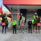 La Policía implementó el patrullaje de policías a caballo para concientizar a los ciudadanos el uso de equipos de bioseguridad.