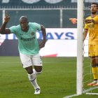 Romelu Lukaku celebra tras marcarle un tanto al Genova.