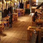 Los propietarios de los 52 locales de la plaza Guayarte buscan captar la atención de los visitantes con distintas promociones que resaltan en letreros ubicados en los exteriores de los establecimientos. De a poco comienzan a llegar al sitio.