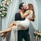 El artista y Diana Delgado durante su boda.