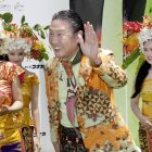 Kansai Yamamoto en una conferencia de prensa en Tokyo, 2009