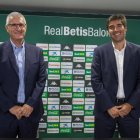 Antonio Cordón (i) junto a Ángel Haro, presidente actual del Betis durante la presentación oficial, esta mañana, en España.