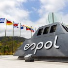 El emblema de la Espol ubicado frente al edificio del Rectorado. En 2015, la entidad fue declarada por la Senescyt como la mejor universidad del país.