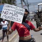 SAN JOSÉ (COSTA RICA). Diversos grupos sindicales y sociales se manifiestan este lunes, por las calles de San José en contra de las medidas económicas aplicadas por el Gobierno durante la pandemia del COVID-19.