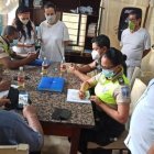 Hecho. Cada vez son más las familias que acuden a la Policía para instalar el botón de pánico en sus teléfonos.