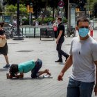 BARCELONA. Una joven se hace una foto este martes, cuando el sector turístico catalán se enfrenta a un nuevo parón, tras la leve reactivación después de la apertura de fronteras, por las restricciones impuestas por países como Reino Unido a los turistas.