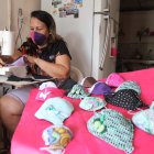 Marlene de Gallardo, en Guayaquil, elabora mascarillas con adornos.