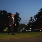 WASHINGTON. Donald Trump, camina desde el helicóptero presidencial hacua la Casa Blanca, este miércoles.