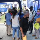 Decenas de usuarios, a diario, acuden a las instalaciones de CNEL para exigir respuestas y soluciones.