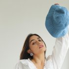 Nicole Malakout elabora joyas en cerámica y plata.