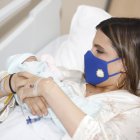 Haydeé Rodic, la primogenita de los sextillizos famosos de los 90 en Ecuador y en el mundo, tiene en sus brazos a su hija, Oliva.